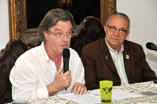  Ralph Ings Bannell, ao lado do Reitor padre Josafá Carlos de Siqueira, S.J., pretende ampliar projetos na área 