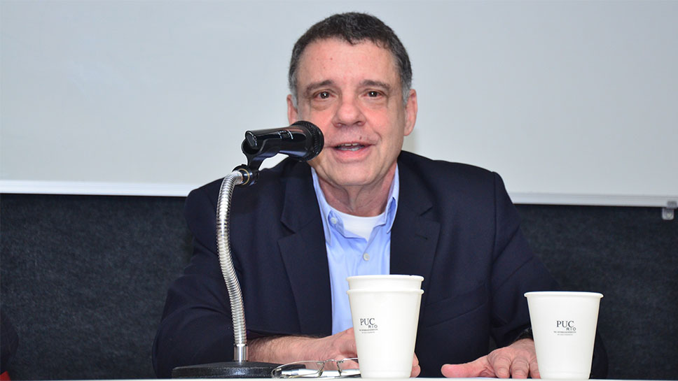 Jornal da PUC .. Antropólogo Everardo Rocha toma posse como professor titular