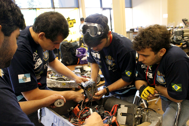 Uma equipe da PUC-Rio conquistou o campeonato mundial com "robôs inteligentes"