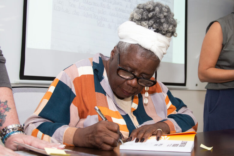 Conceição Evaristo autografa livro em palestra