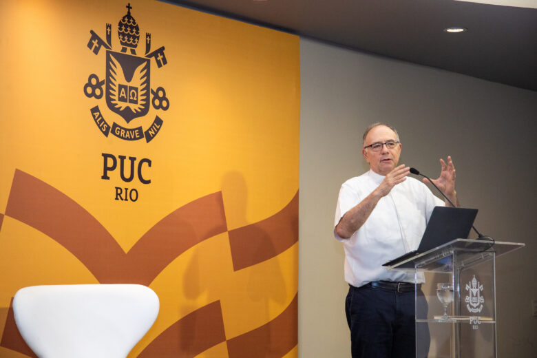 Padre José Alberto Mesa na Palestra 