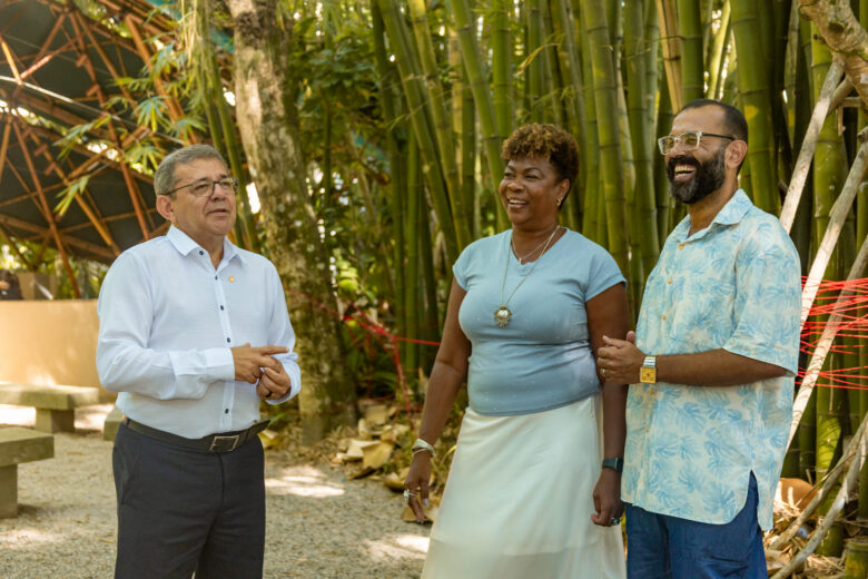 Padre Miguel, com os professores Amaro e Valéria, estão à frente da Semana de Memória Ancestral 